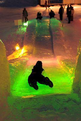 Pessoa brinca em escultura de neve - Toshifumi Kitamura/AFP Photo
