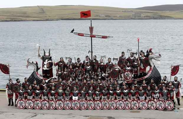 O festival Up Helly Aa, que come�ou em 1870, celebra a influ�ncia dos Vikings escandinavos e re�ne seus descendentes, nas Ilhas Shetland - Andy Buchanan