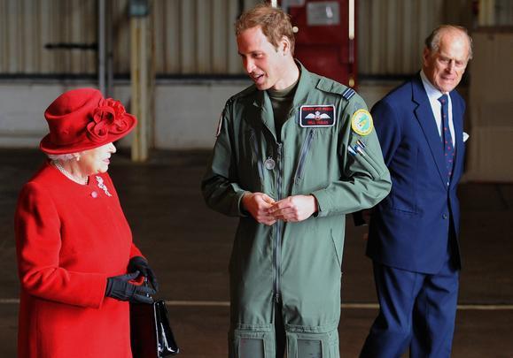 A rainha Elizabeth II completa oficialmente nesta segunda-feira 60 anos no trono brit�nico, com um dia marcado por uma agenda normal de trabalho e � espera dos grandes festejos previstos para a primavera, mas com uma mensagem de agradecimento aos s�ditos do Reino Unido e da Commonwealth (Comunidade Brit�nica) - AFP PHOTOS/FILES