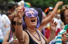 Foli�es come�am o s�bado pulando carnaval
