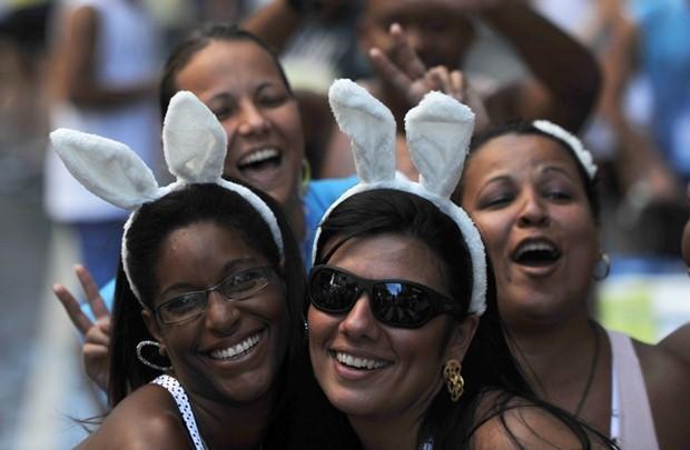 Foli�es pulam carnaval no Cord�o da Bola Preta, tradicional bloco de rua do Rio de Janeiro - AFP PHOTO/ Christophe Simon 