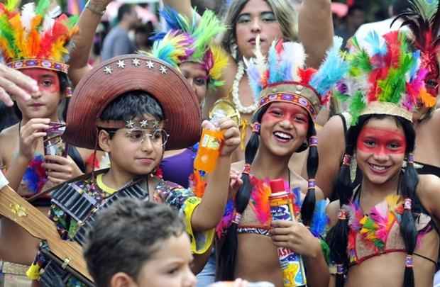 Mais de 4 mil pessoas participam do tradicional bloco Galinho de Bras�lia - Breno Fortes/CB/D.A Press 