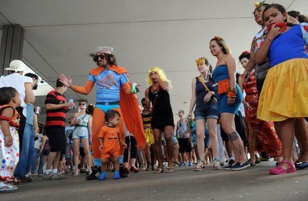 Foli�es do bloco Aparelhinho se divertem nas quadras do Setor Banc�riol Sul ao som eletr�nico de frevo e marchinhas de carnaval  - Iano Andrade/CB/D.A Press