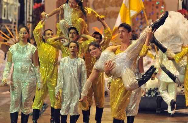 A escola Gr�meio Recreativo Escola de Samba Capela Imperial, de Taguatinga, fez o desfile em homenagem � cantora Elis Regina - Antonio Cunha/Esp. CB/D.A Press 