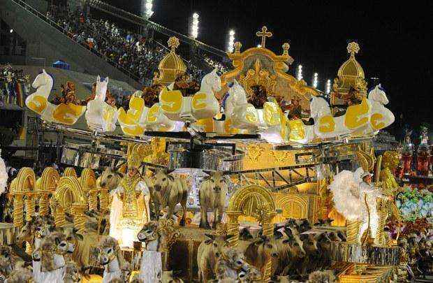 A escola Unidos da Tijuca, campe� do carnaval do Rio, desfilou na Marqu�s de Sapuca� com o tema ''O dia em que a realeza desembarcou na avenida para coroar o rei Luiz do Sert�o'', em homenagem ao cantor e compositor pernambucano Luiz Gonzaga - AFP PHOTO / VANDERLEI ALMEIDA 
