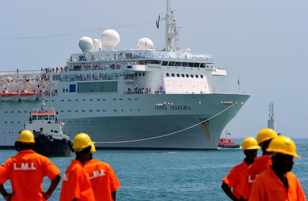 O navio Costa Allegra chegou nesta quinta-feira (1º/3) ao Porto de Mahé, nas Ilhas Seychelles (na África), com mais de mil pessoas à bordo. O navio, que ficou à deriva no dia 27, foi rebocado por um barco pesqueiro francês. A embarcação pertence à Costa Cruzeiros, mesma empresa do navio Costa Concordia - que naufragou na costa italiana em janeiro - Alberto Pizzoli