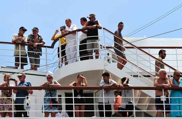 O navio Costa Allegra chegou nesta quinta-feira (1º/3) ao Porto de Mahé, nas Ilhas Seychelles (na África), com mais de mil pessoas à bordo. O navio, que ficou à deriva no dia 27, foi rebocado por um barco pesqueiro francês. A embarcação pertence à Costa Cruzeiros, mesma empresa do navio Costa Concordia - que naufragou na costa italiana em janeiro - Alberto Pizzoli