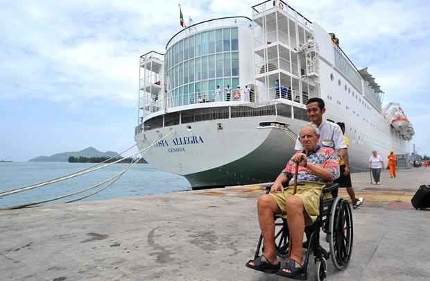 O navio Costa Allegra chegou nesta quinta-feira (1º/3) ao Porto de Mahé, nas Ilhas Seychelles (na África), com mais de mil pessoas à bordo. O navio, que ficou à deriva no dia 27, foi rebocado por um barco pesqueiro francês. A embarcação pertence à Costa Cruzeiros, mesma empresa do navio Costa Concordia - que naufragou na costa italiana em janeiro - Alberto Pizzoli