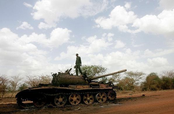 Tanque do exército foi destruído por soldados do Sudão do Sul - AFP PHOTO/ASHRAF SHAZLY 