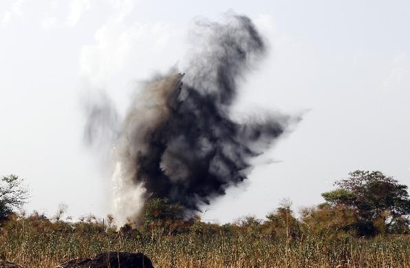 Fumaça sobe após a força aérea sudanesa disparar um míssil durante um ataque aéreo no Rubkona - REUTERS/Goran Tomasevic