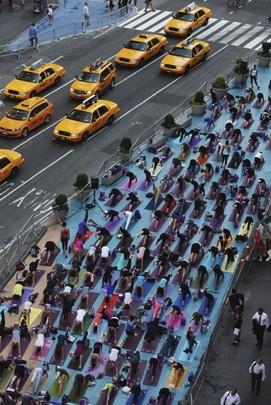 1.500 tapetes de ioga foram distribu�dos gratuitamente - John Moore/Getty Images/AFP