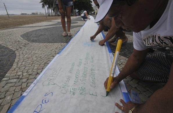 Dezenas de pessoas pediram nesta quinta-feira (21/6) a preserva��o de oceanos, em Copacabana  - Marcello Casal Jr./ABr