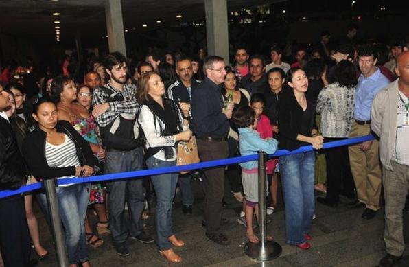 Algumas pessoas n�o conseguiram entrar para assistir a apresenta��o - Ed Alves/CB/D.A Press