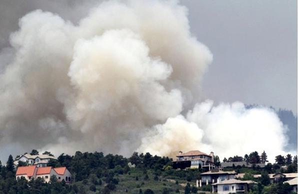 O inc�ndio destruiu quase 350 casas e obrigou mais de 36 mil pessoas a abandonar a regi�o - 