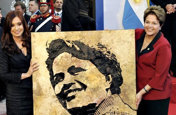 A presidente da Argentina, Cristina Kirchner, presentea Dilma Rousseff com quadro durante a c�pula do Mercosul - Juan Mabramata/AFP Photo