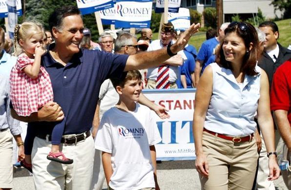 Mitt Romney, candidato � presid�ncia, participa do desfile de 4 de Julho em Wolfeboro, com seus netos e a senadora Kelly Ayotte - Jessica Rinaldi/ Reuters