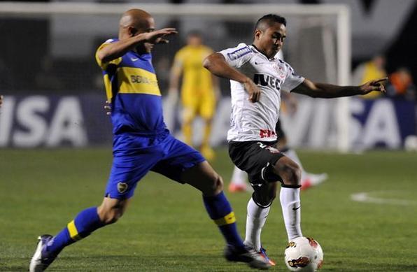 Jorge Henrique parte para cima do marcador - Junior Lago/Reuters