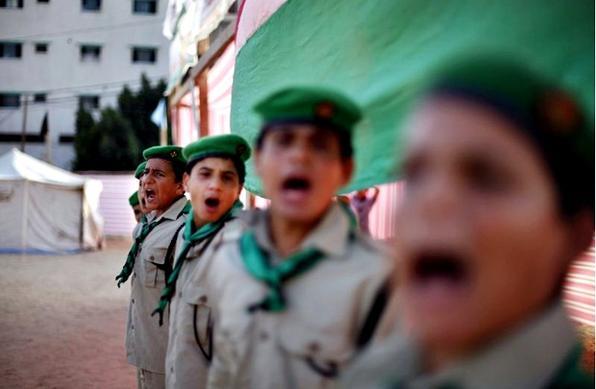 Crian�as palestinas participam de um acampamento de ver�o organizado pelo movimento Hamas, no campo de refugiados de Shati, em Gaza - Suhaib Salem/ Reuters