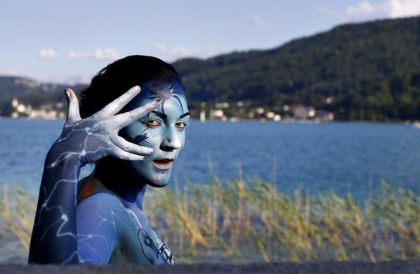 Participante posa com suas pinturas corporais durante o 15� Festival Mundial de Bodypainting, em frente ao lago Woerthersee em Poertschach, na �ustria - Alexander Klein/ AFP Photo