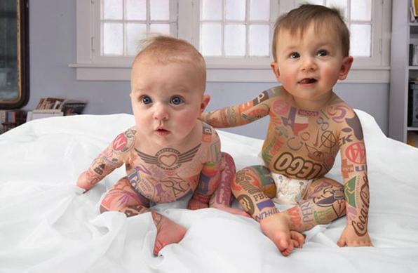 O artista australiano Dietrich Wegnerr projeta no corpo de beb�s tatugens de marcas conhecidas - Reprodu��o/Dietrich Wegner