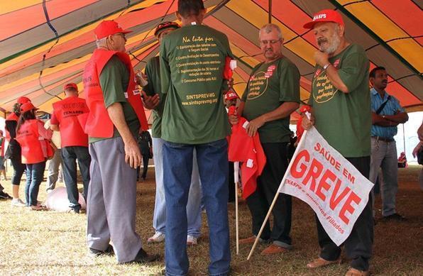 Servidores p�blicos do governo federal est�o acampados na Esplanada dos Minist�rios para pedir reajuste salarial  - Elio Rizzo/Esp. CB/D.A Press