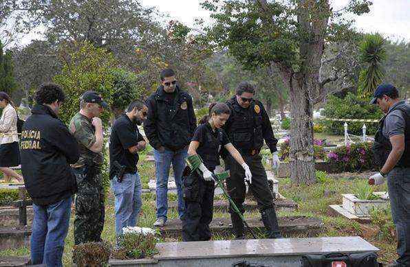 Especialistas fazem per�cia no local da morte do agente da Policia Federal Wilton Tapajos, no cemit�rio Campo da Esperan�a. O policial fo morto ontem com dois tiros na nuca  - Ronaldo de Oliveira/CB/D.A Press