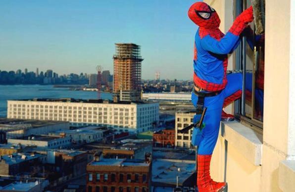 A artista mexicana Dulce Pinz�n retrata imigrantes ilegais nos EUA. Bernab� M�ndez, que limpa vidros em Nova York foi fotografado vestido de Homem-Aranha - Dulce Pinz�n/Divulga��o