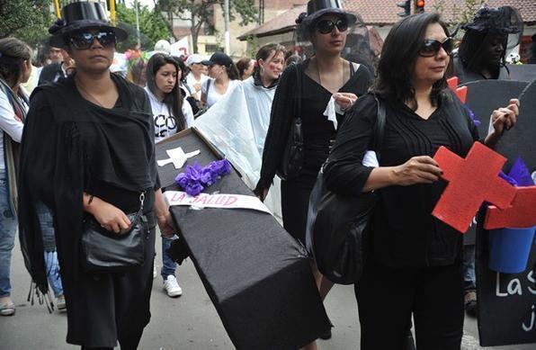 Manifestantes realizam performance para protestar contra a precariedade do sistema de sa�de em Bogot�, Col�mbia - Guillermo Legaria/AFP PHOTO