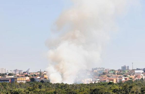 Inc�ndio atingiu �rea da Candangol�ndia no fim da manh� desta sexta-feira (27/7). A fuma�a pode ser vista de longe - Gustavo Moreno/CB/D.A Press. Brasil