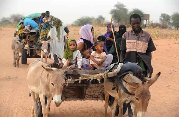 Cerca de 320 mil pessoas j� deixaram o Mali, desde meados de janeiro, depois de um golpe de Estado - AFP PHOTO / ABDELHAK SENNA
