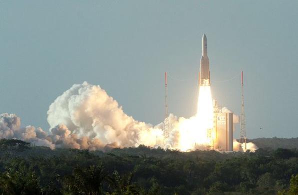 Foguete Ariane-5 � lan�ado na Guiana Francesa - Jerome Valette/AFP Photo