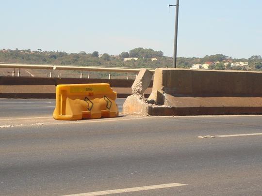 Mureta quebrada na Ponte JK - Elisabete Costa/Especial CB 