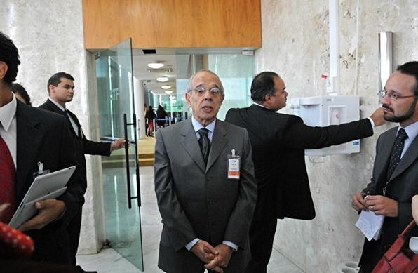 Ex-ministro da Justi�a, M�rcio Thomaz Bastos, chega ao Supremo Tribunal Federal. O advogado � autor do pedido de ordem para desmembrar o mensal�o - Breno Fortes/CB/D.A. Press