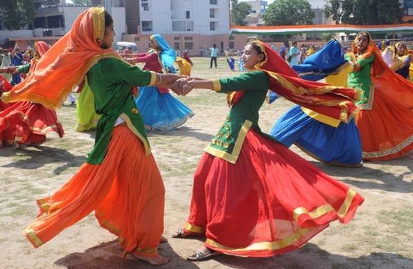 Estudantes indianos executam a dan�a tradicional giddha durante um ensaio do desfile do Dia da Independ�ncia no Guru Nanak Stadium, na cidade de Amritsar - Narinder Nanu/ AFP Photo