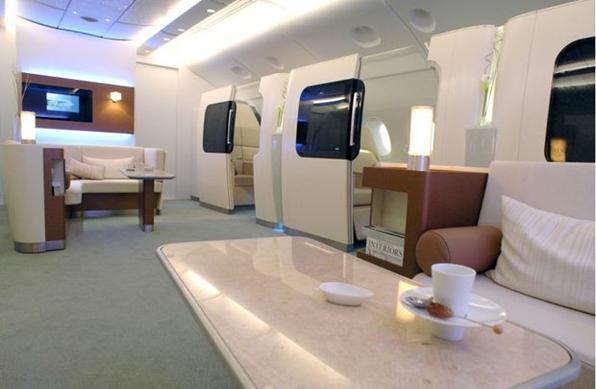 Cabines e mesas com poltronas no interior do A380 - Airbus/Divulgação