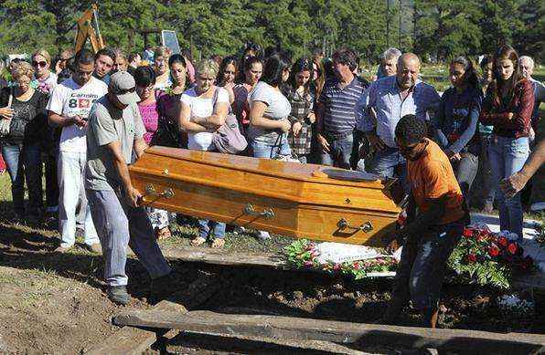 Parentes e amigos de uma das v�timas, Evelin Lopes, participam do funeral. A trag�dia deixou 231 pessoas mortas - Edison Vara/Reuters