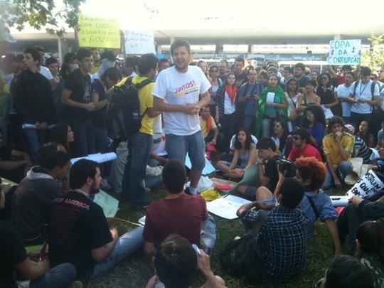 Manifestantes se reuniram na Rodoviária do Plano Piloto por volta das 9h40 deste sábado (15/6) - Valério Ayres/CB/DA Press