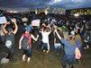 17/6 - Manifestantes da "Marcha do Vinagre"  protestam em frente ao Congresso Nacional