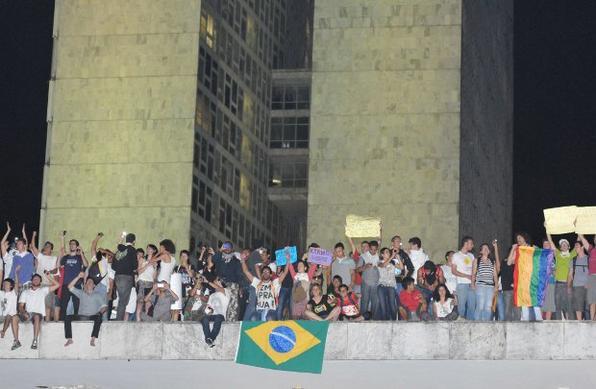Manifestantes sobem na plataforma da cúpula do Congresso Nacional - Breno Fortes/CB/D.A Press