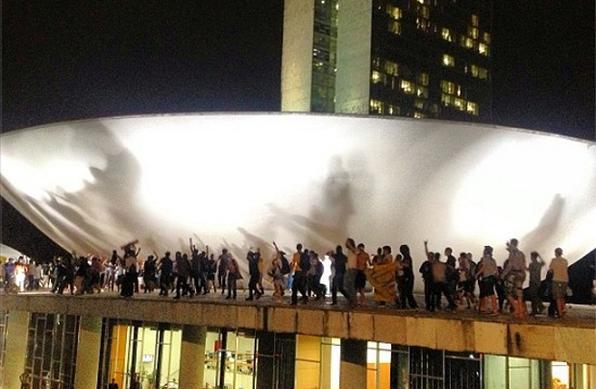 Sombras dos manifestantes são projetadas na cúpula do Congresso Nacional - Instagram/Divulgação