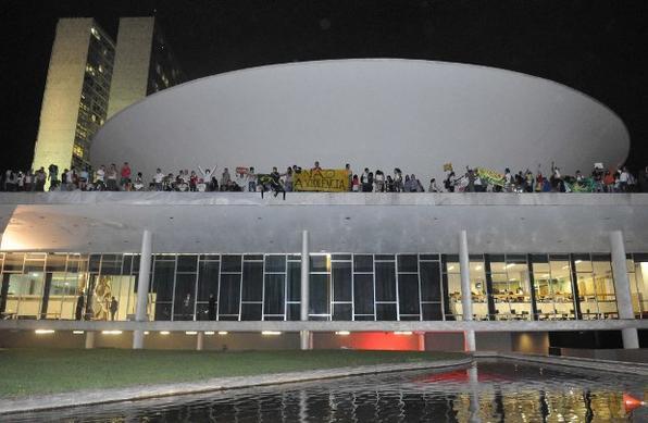 Estudantes colocam faixa de ''Não à Violência'' em frente à cúpula do Congresso - Breno Fortes/CB/D.A Press