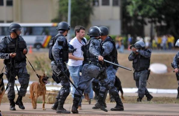 Repórter Arthur Paganini  é agredido por policiais durante as manifestações - Breno Fortes/CB/D.A.Press