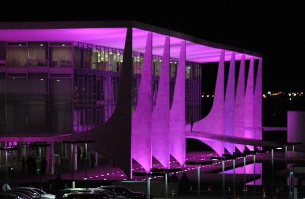 O Palácio do Planalto foi um dos monumentos de Brasília iluminados para alertar a importância da detecção precoce do câncer de mama - Carlos Moura/CB/D.A Press