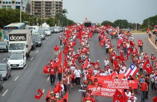 Movimento Sem Terra exibe faixas durante manifestação - Ed Alves/ CB/ D.A Press