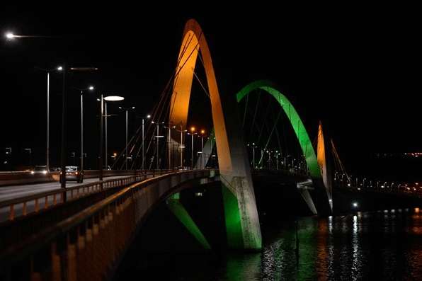 Ponte JK também exibe as cores do Brasil - José Cruz/Agência Brasil