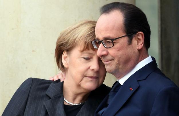 Presidente francês, François Hollande, recebe a chanceler alemã, Angela Merkel. Juntos seguiram para a marcha