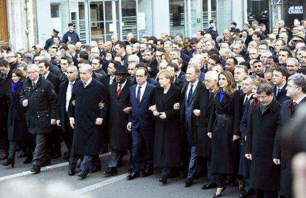 Autoridades de diversos países acompanham à marcha após atentado que matou 12 pessoas no jornal satírico Charlie Hebdo