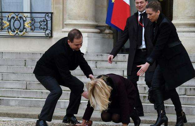 A primeira-ministra dinamarquesa, Helle Thorning-Schmidt, caiu ao sair do Palácio do Eliseu, em Paris