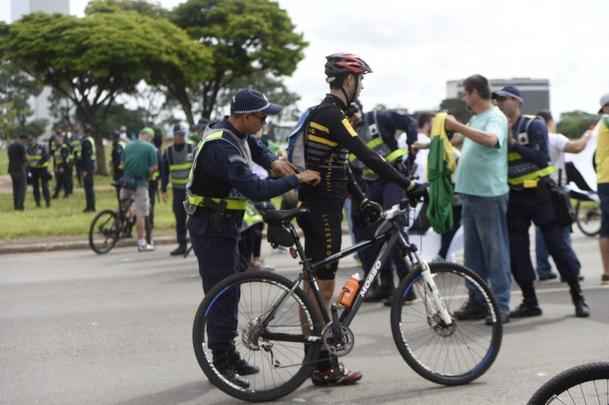 Manifestantes são revistados na entrada do protesto, na Biblioteca Nacional, em Brasília