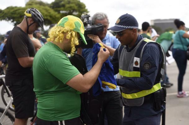 Manifestantes são revistados na entrada do protesto, na Biblioteca Nacional, em Brasília